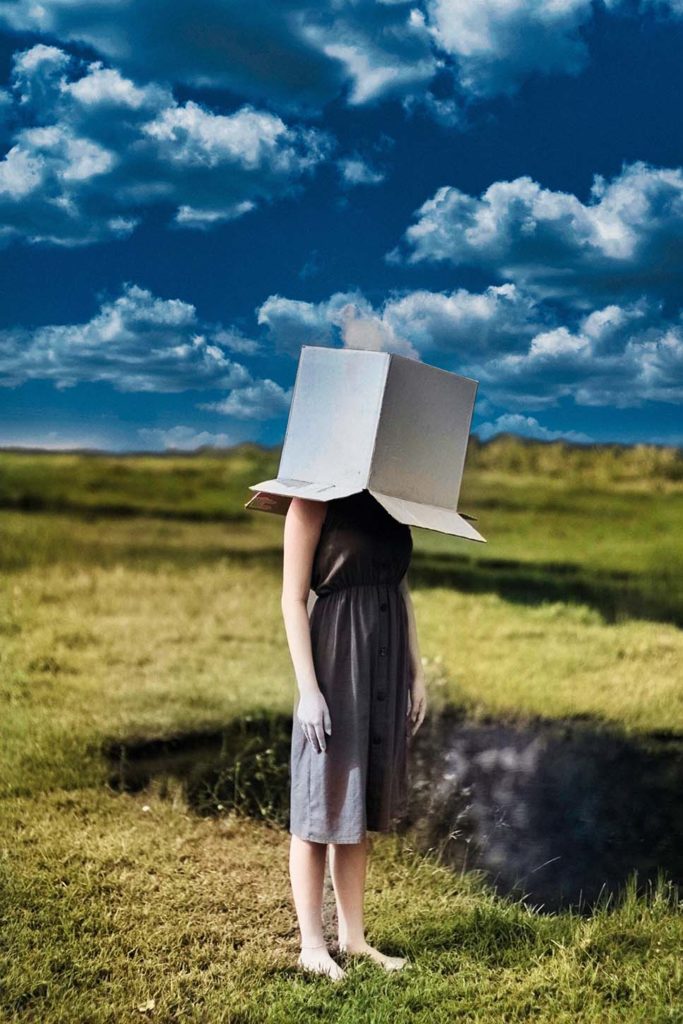 Fille au carton sur la tête